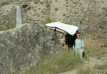 rock shelter, one wall is the big rock (14422 bytes)