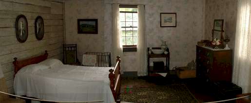 Kemp house bedroom (13779 bytes)