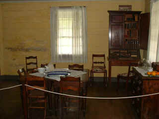 Kemp house dining room (49752 bytes)