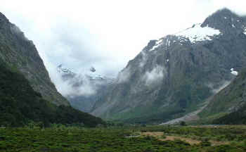 Milford highway, glacial valley (7981 bytes)