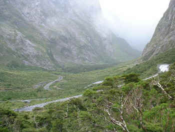 Milford highway, switchbacks (12577 bytes)