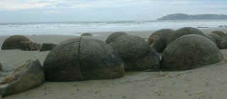 nz_moeraki_boulders_2.jpg (4642 bytes)