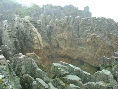 Pancake rock chasm before a wave hits (16222 bytes)