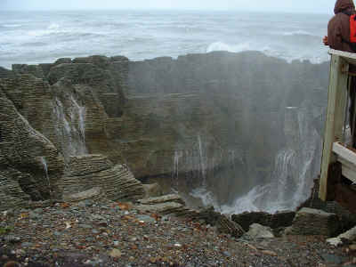 Pancake Rocks waterfalls after wave (15171 bytes)