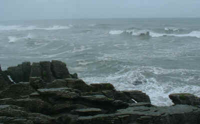 rough seas at Pancake Rocks (9825 bytes)