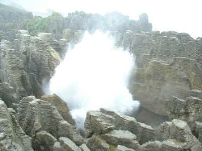 Pancake Rocks blowhole spray (13885 bytes)