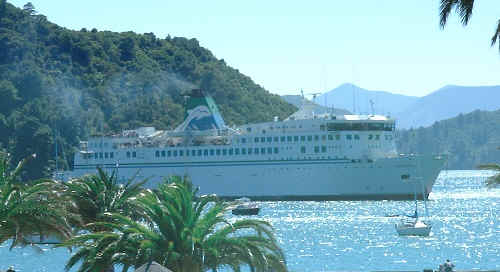 Inter Islander docking at Picton  (18704 bytes)