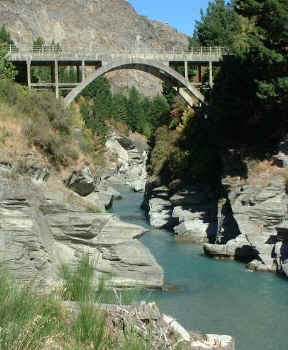 Bridge over the Shotover river (16639 bytes)