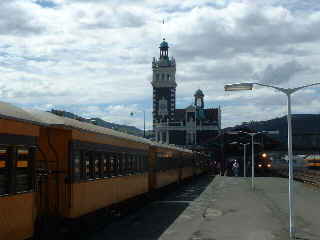 Taieri gorge train at Dunedin train station (8931 bytes)