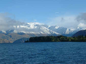 Wanaka Lake and snow topped mountain view (9027 bytes)