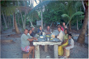 Cruiser pot-luck dinner at Suvarov Atoll (26186 bytes)