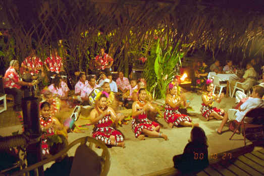 Tongan dancers  (39943 bytes)