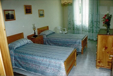 bedroom.jpg (37714 bytes)