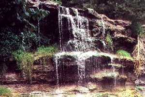 Air terjun di lembah fosil