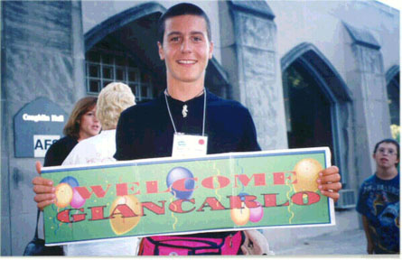 Io con in mano il cartellone di benvenuto alla Dominican University