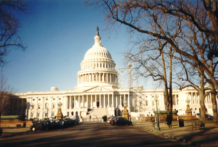 US Capitol con la caratteristica cupola e la terrazza dove si affacciano i presidenti appena eletti