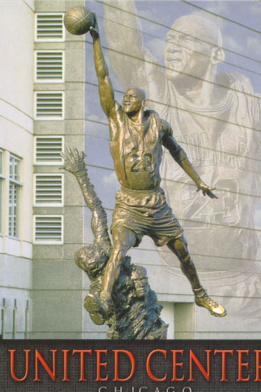 Statua di bronzo raffigurante Michael Jordan di fronte allo United Center, campo dei Chicago Bulls