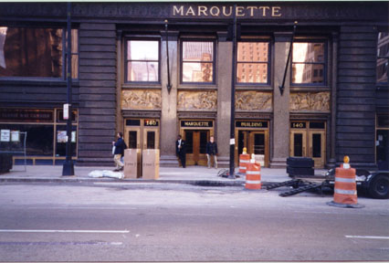 Giancarlo appoggiato ad un pilastro all'entrata del Marquette Building