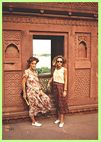 Paloma y Elena en El Fuerte Rojo de Agra