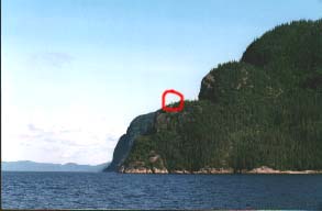 Cap Trinit, fjord du Saguenay (la statue est sur le premier cap)