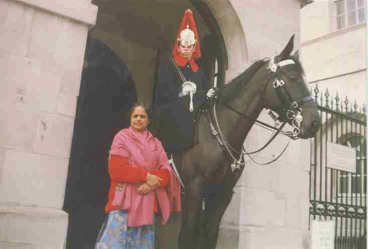 ma at buckingham palace with the palace guard