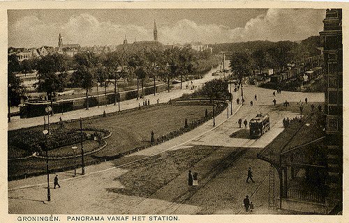 Het spoorwegstation van Groningen met tram