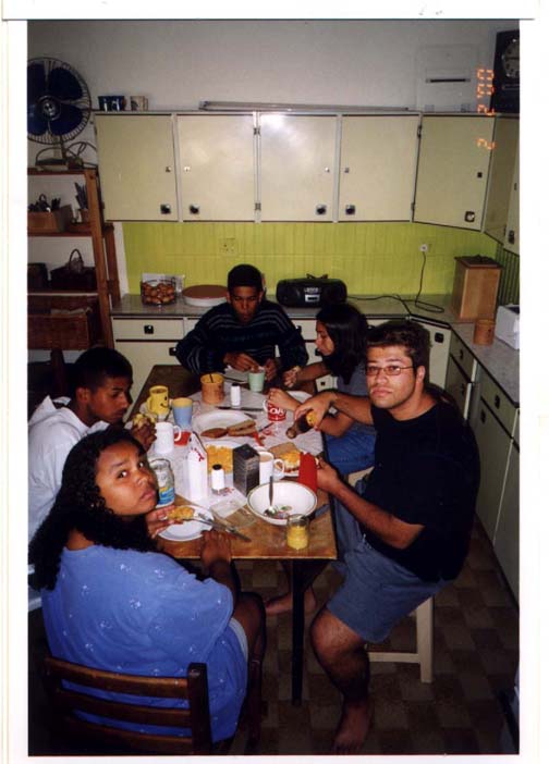 looking_like_shit_at_breakfast.jpg (49128 bytes)