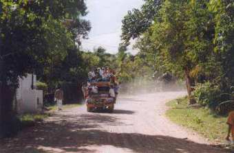 jeepney.jpg (12480 bytes)