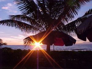 couche du soleil sur la mer vue de la terrasse du club