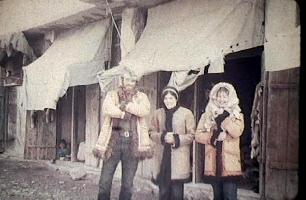 Marie, Peter, Jenny, dans le bazar de Ghazni, Afghanistan