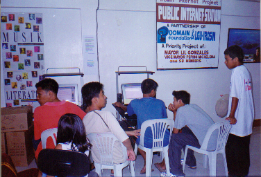 An Public Internet Station sa library kun diin naghahatag libre na Internet access sa mga estudyante.