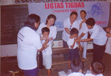 Si Mayor Lil nan mga empleyado san Municipal Health Office sa pamumuno ni Dr. Archie Tan san magbakuna sa Irosin Central School.