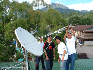 An mga technicians san PHDF nan LGU san pagtakod san Internet sa Library. 