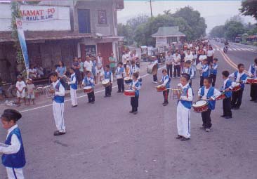 An sayo na grupo sin Drum and Lyre na nagparada.