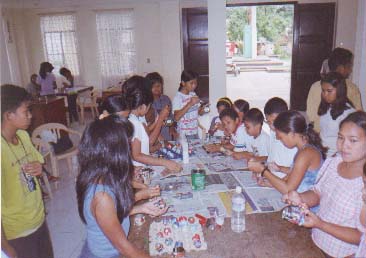 An mga bata na miyembro san Irosin Children Federation san pag-recycle san mga bote, lata nan iba pa.