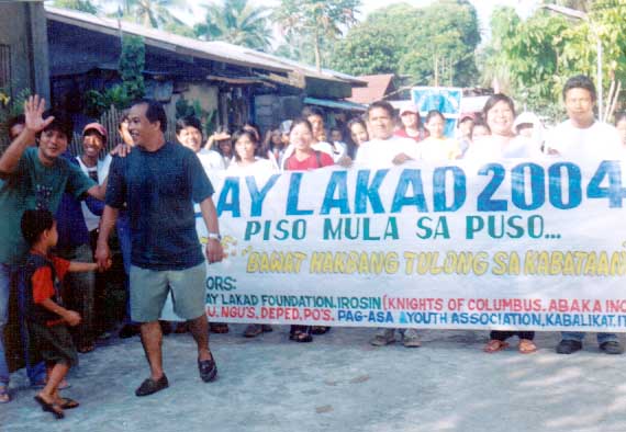 An mga empleyado nan mga estudyante sa Irosin nan iba pa na nag-Alay Lakad pakadto sa Monbon.