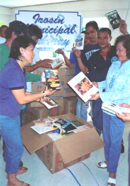 An mga kahon san libro na dinonar sa Municipal Library hali sa Las Vegas, USA na inabrihan nira Mayor Lil nan Librarian Beni Pantua.