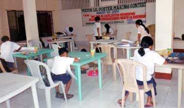 An mga estudyante na kaentra sa kinundokta na Poster Making Contest sa SC Center.