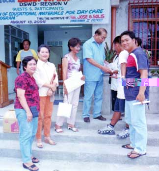 Sira Rep. Joey Solis, Mayor Lil, Kgd. Paring nan Yolly kaopod an mga kapitanes sa Irosin sa pagresibe mga libro.