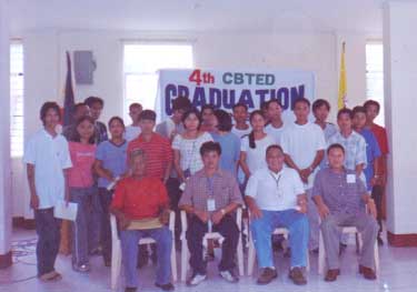 An mga graduates kaopod (hale sa wala) sira Mun. CTEC Ari Grajo, Instructor Levy Estevez, School Administrator Jose Geñorga nan Kgd. Barog Gacias.  