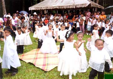 An mga bata san Brgy. San Julian na nagpantomina bilang pagsilebrar san kanira kapiyestahan sa Mateo Resort, Brgy. Monbon.