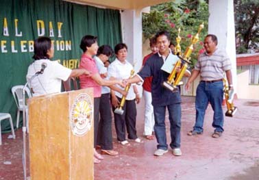 Si Kap. Gaspar Esperanzate san Brgy. Casini san magresibe san cash na premyo nan tropeyo bilang primero premyo sa GPBK Category B (saragday na barangay). 