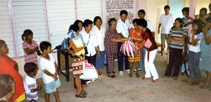 Sira Kgd. Yolly, Kgd. Paring, Helen Balderma nan Rose Portillo san maghatag mga groceries sa compound san VCI.