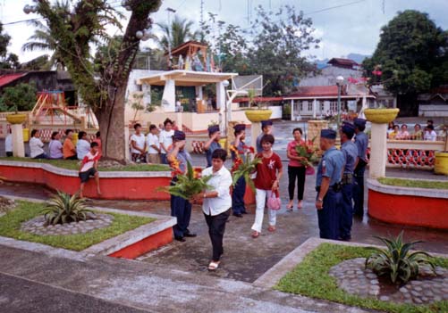 Sira Kgd. Yolly Balaoro, Kgd. Paring Delmonte nan mga maestra san pag-alay mga burak sa monumento ni Rizal sa LGU compound.