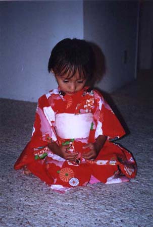 025-akane_kimono_sitting