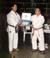 1996 - s. Llusi  entrega una placa a  de agradecimiento a s. Shinzato.