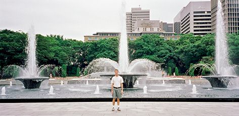 Trip in front of the fountain