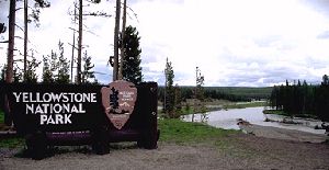 This picture shows the entrance sign to Yellowstone National Park