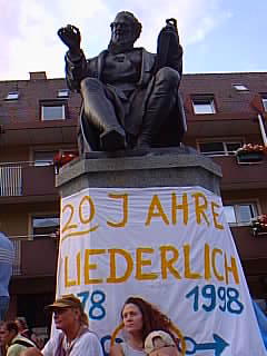 Straenfest '98 - Hans-Sachs-Statue (18917 Byte)