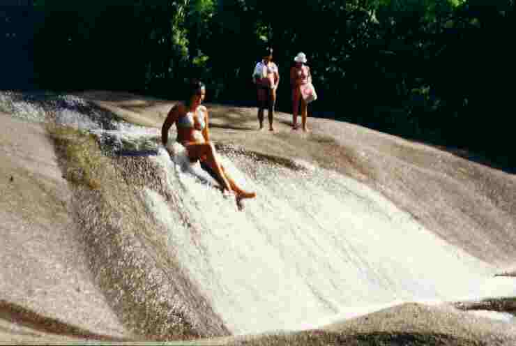 Renata escorregando na cachoeira.